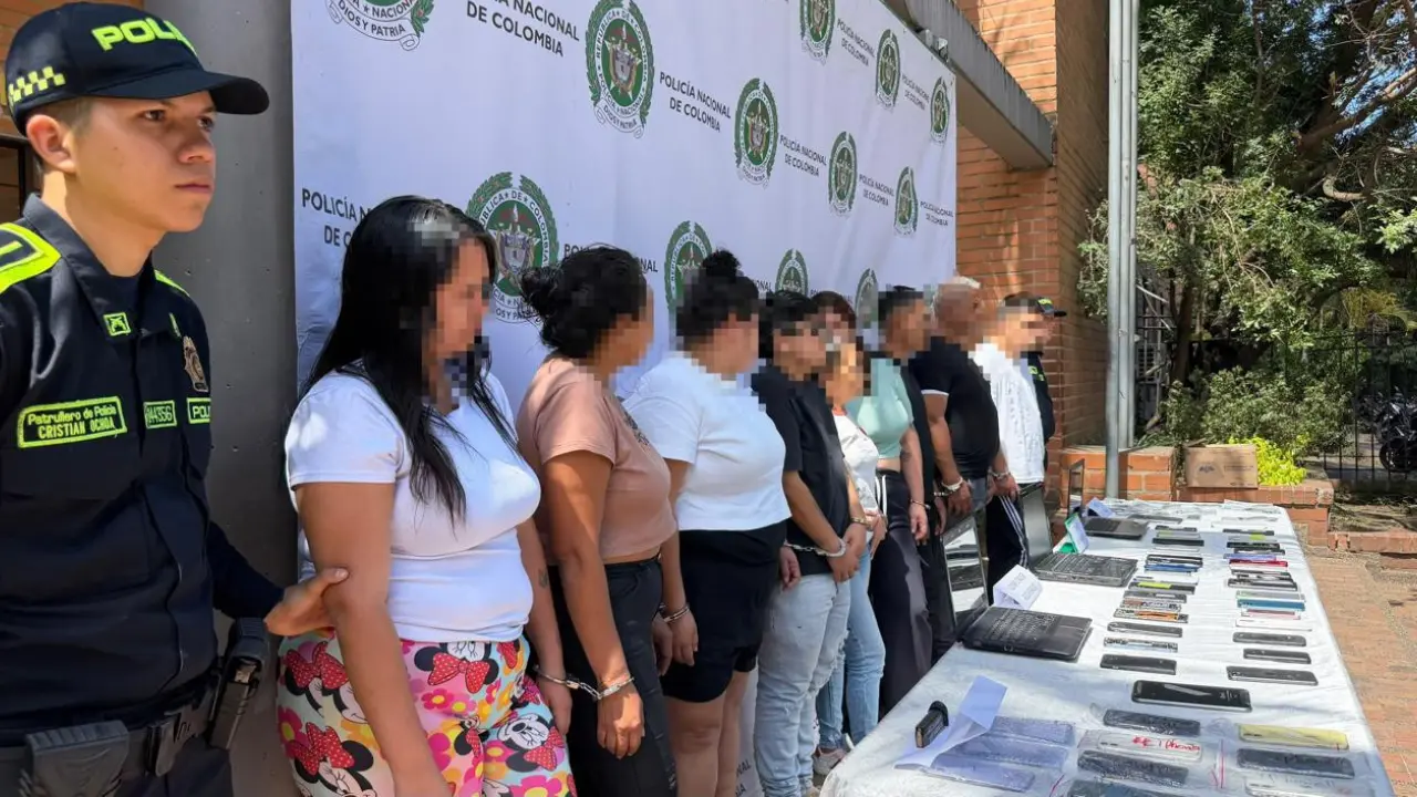 Entre empujones y distracciones: así operaba ‘Las Pirañas’ para robar celulares en el Metro de Medellín 1 Entre empujones y distracciones: así operaba ‘Las Pirañas’ para robar celulares en el Metro de Medellín