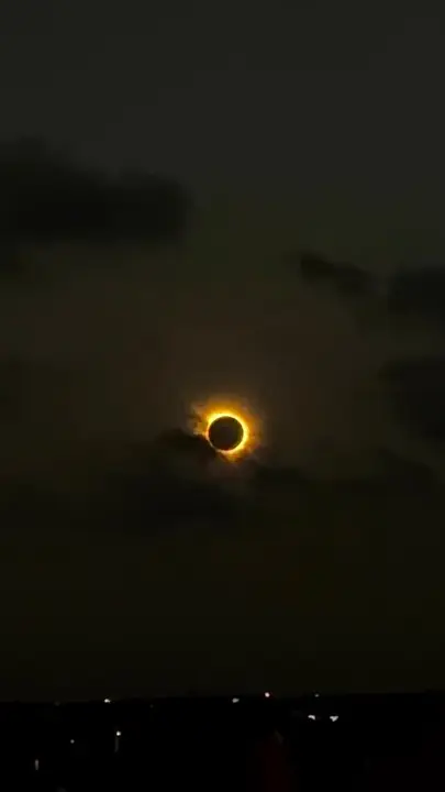 ¡Espectáculo en el cielo! Hermosas imágenes del eclipse total de sol que oscureció a España 5 eclipse 12 de agosto