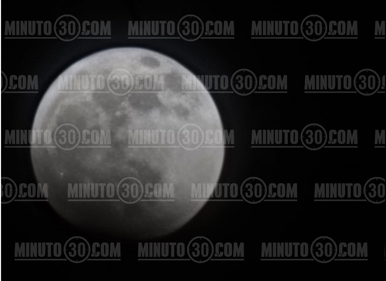 Majestuoso espectáculo: El eclipse parcial de luna «oscureció» el cielo de Medellín en un 90% 3 eclipse4