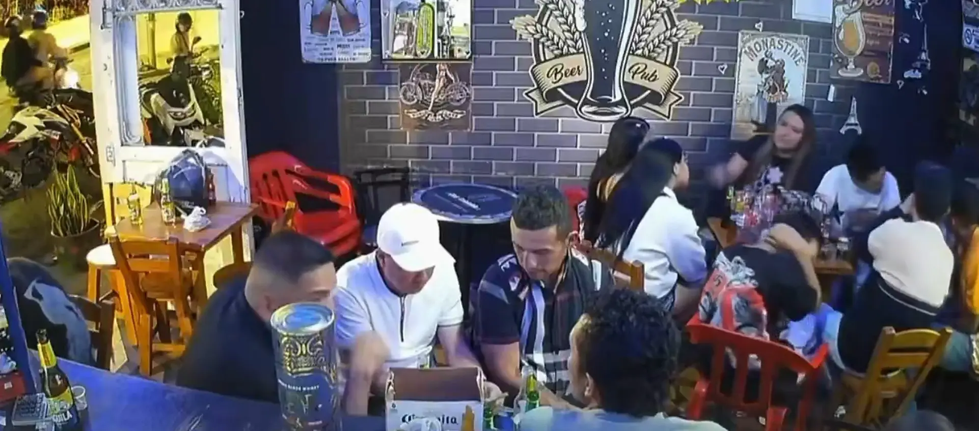 ¡Disparó a dos manos! Sicario atacó a varias personas en un bar de Fusagasugá y murió una pareja 3 fusagasuga1