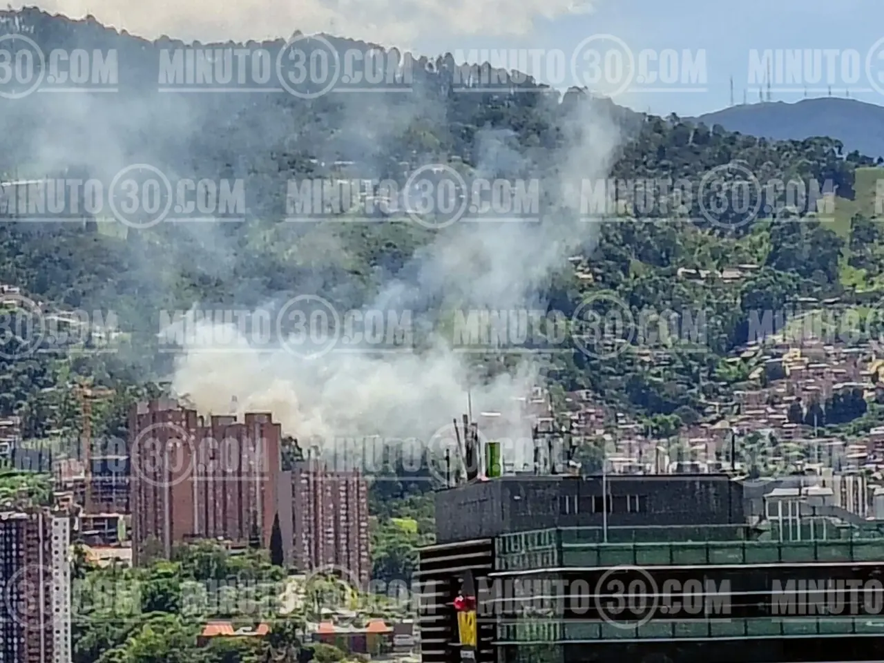 ¡Urgente, en el Cerro Manzanillo! Voraz incendio en zona semipoblada de Itagüí 2 incendio itagui21