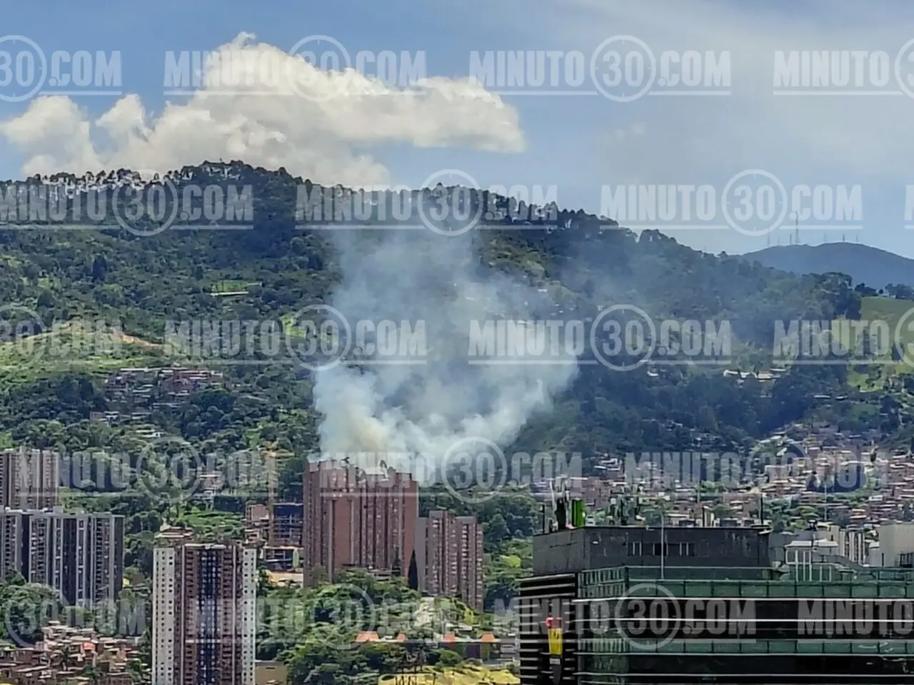 ¡Urgente, en el Cerro Manzanillo! Voraz incendio en zona semipoblada de Itagüí 3 incendio itagui32