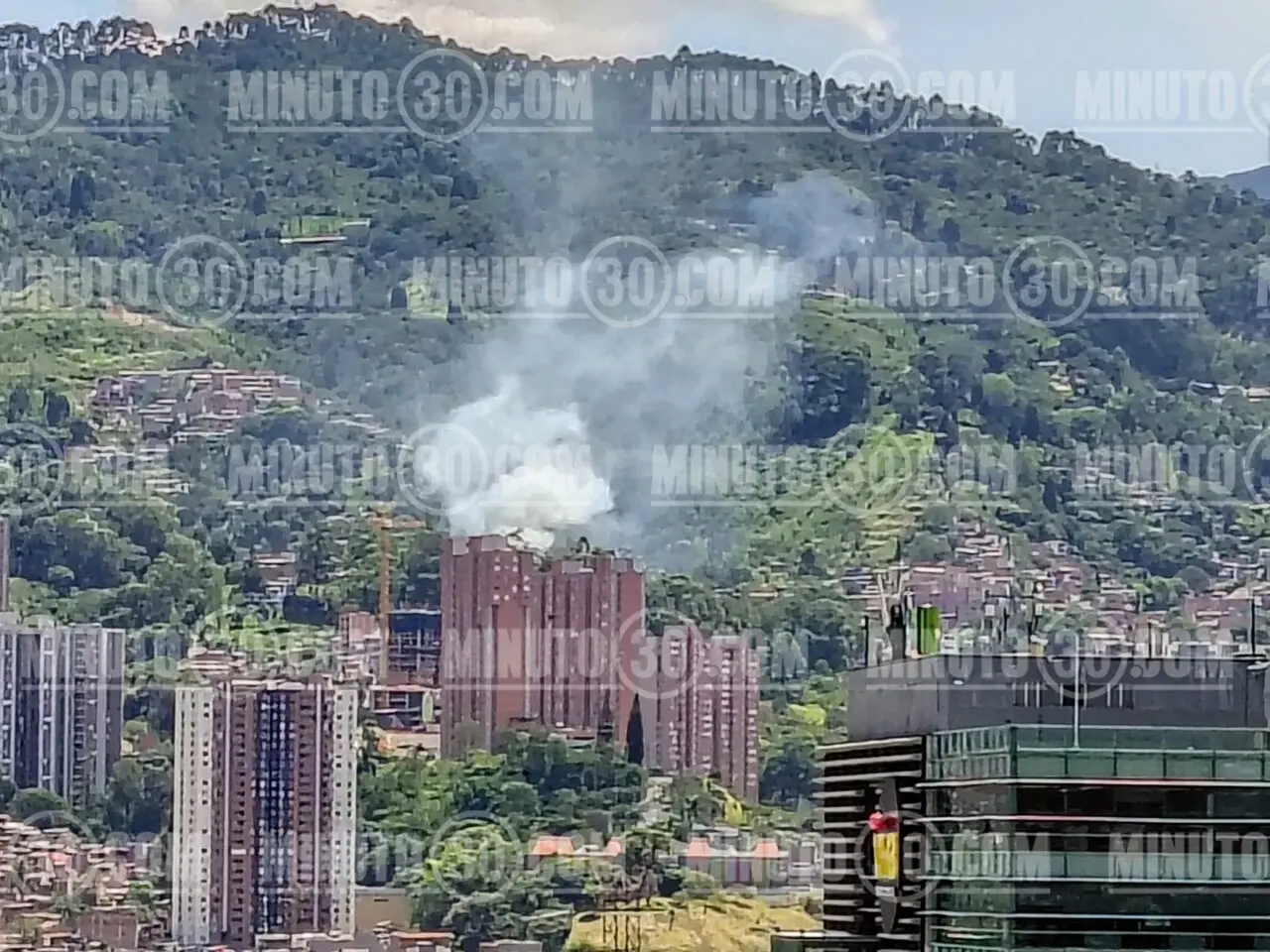 ¡Urgente, en el Cerro Manzanillo! Voraz incendio en zona semipoblada de Itagüí 6 incendio itagui5