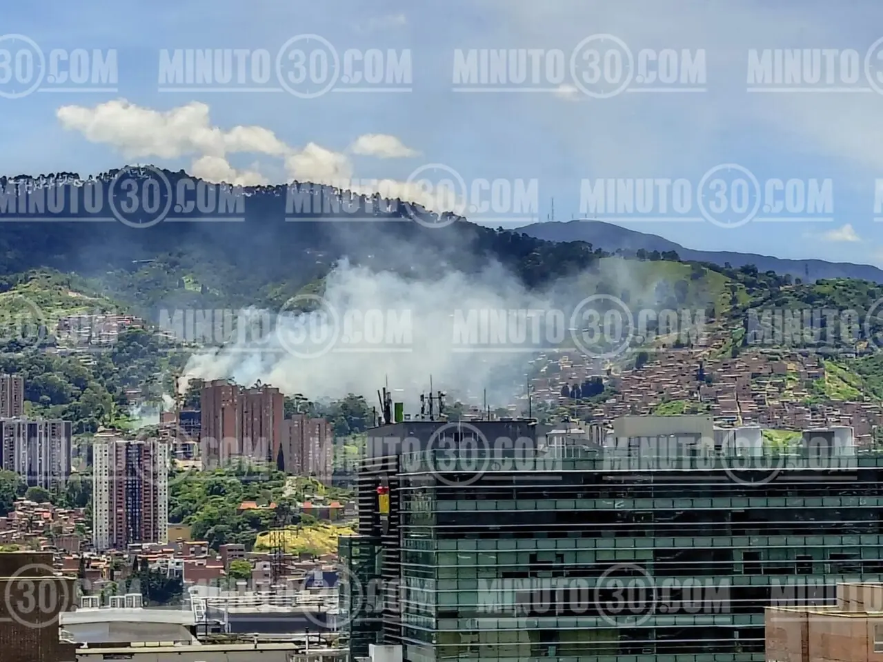 ¡Urgente, en el Cerro Manzanillo! Voraz incendio en zona semipoblada de Itagüí 5 incendio itagui6
