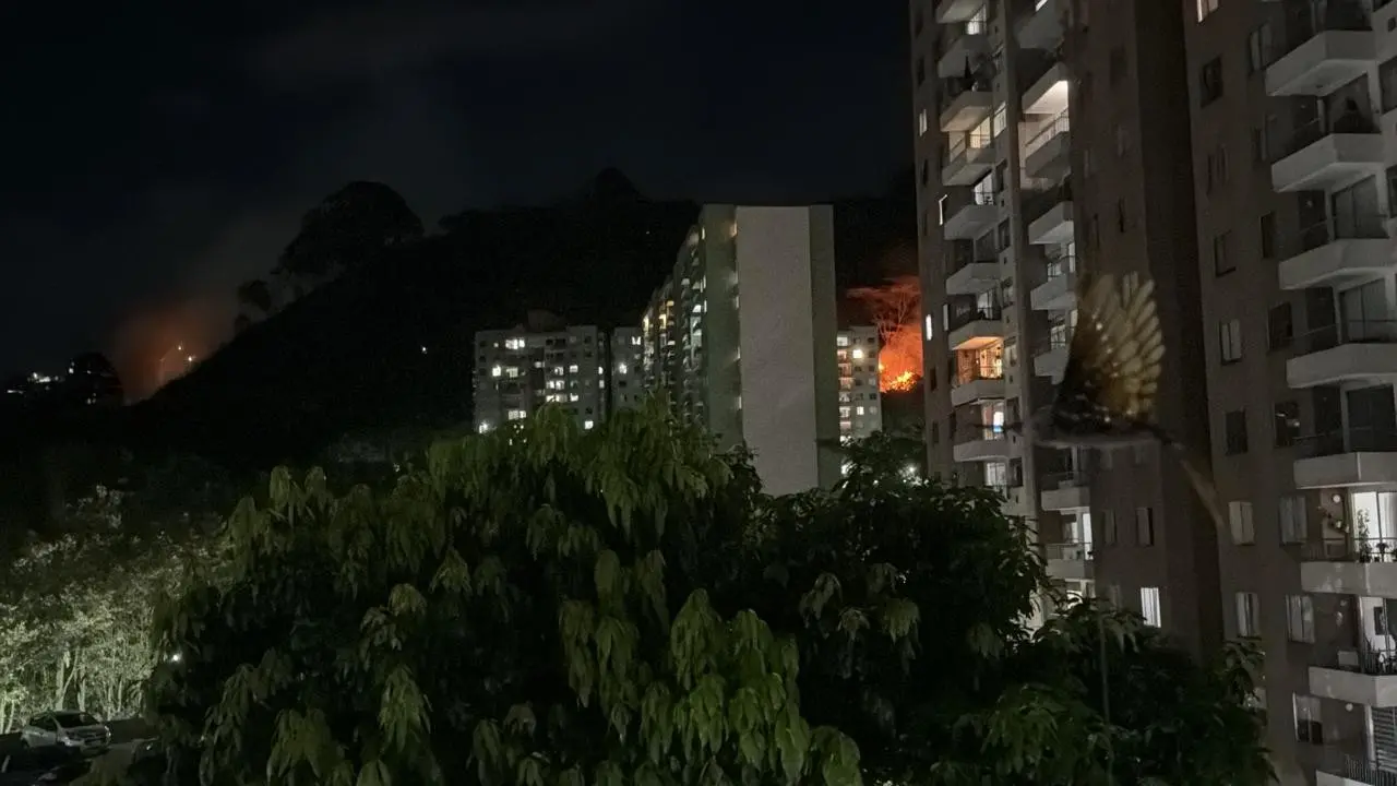 ¡Alarma en Rodeo Alto! Fuerte incendio forestal amenaza zona residencial en el suroccidente de Medellín 2 incendio rodeo alto2