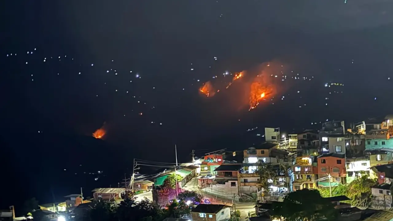 ¡Abejorral arde! Incendio lleva más de 18 horas y amenaza con llegar a viviendas