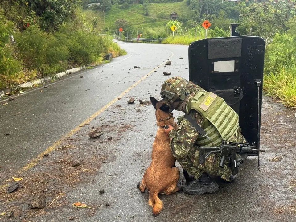 Ejército neutraliza explosivos en Ituango y rehabilita la vía tras 48 horas de bloqueo 2 ituango1