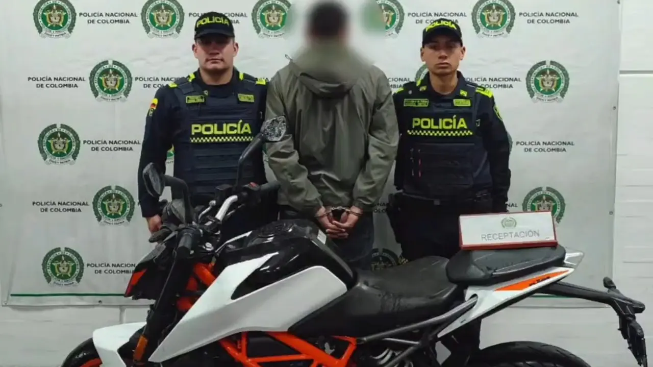 Quería poner a andar una moto robada, pero las cámaras lo tenían vigilado: fue capturado.