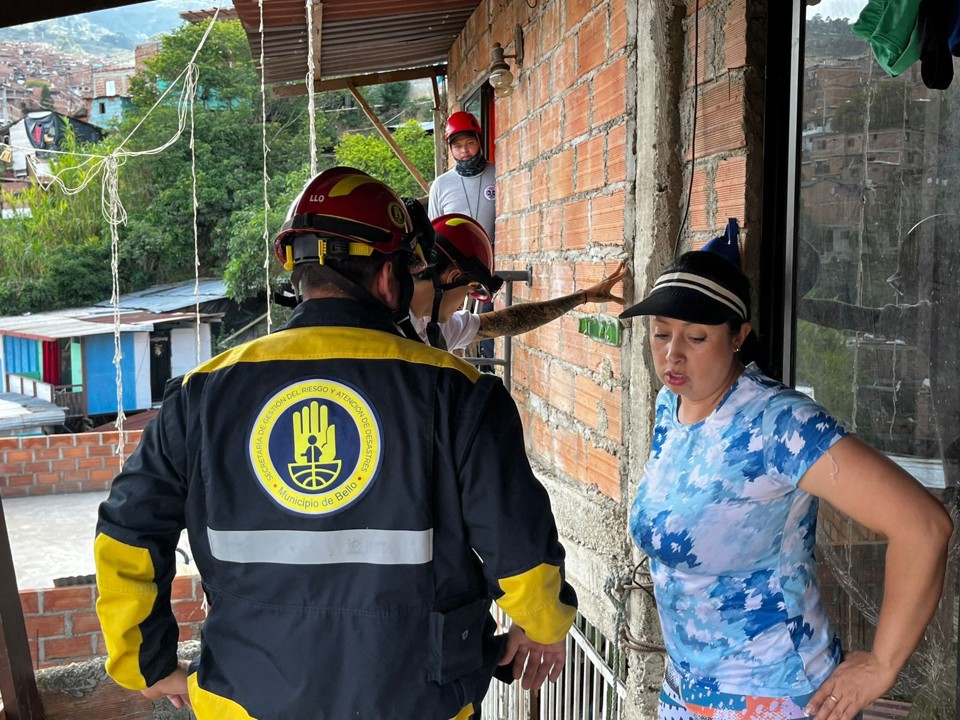 Alcaldía de Bello atiende emergencia por movimiento en masa en el sector Girasoles 3 maruchenga2