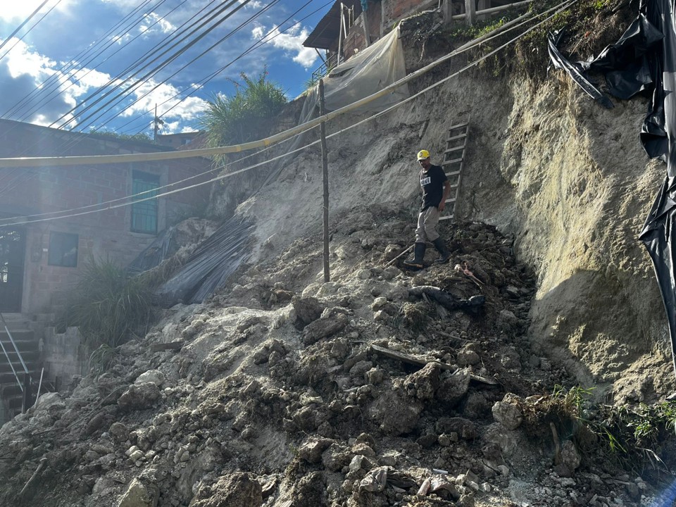 Alcaldía de Bello atiende emergencia por movimiento en masa en el sector Girasoles 4 maruchenga4