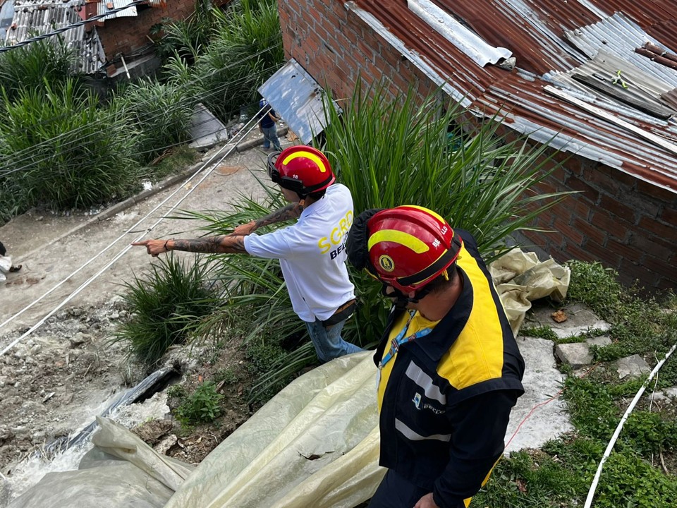 Alcaldía de Bello atiende emergencia por movimiento en masa en el sector Girasoles 5 maruchenga6