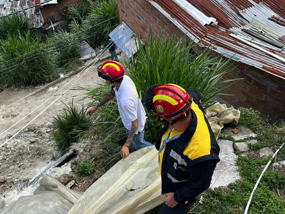 Alcaldía de Bello atiende emergencia por movimiento en masa en el sector Girasoles 6 maruchenga7