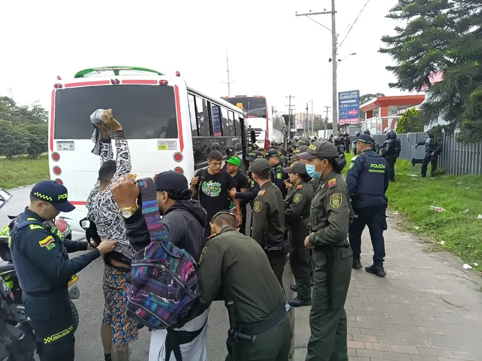 ¡Machetes, cuchillos y marihuana! Incautaciones a la entrada del Campín, previo al duelo entre Fortaleza y Nacional 4 nacional campin3