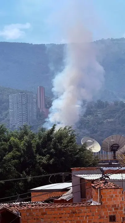 Bomberos Medellín combaten incendio forestal en la vía Las Palmas 3 palmas3