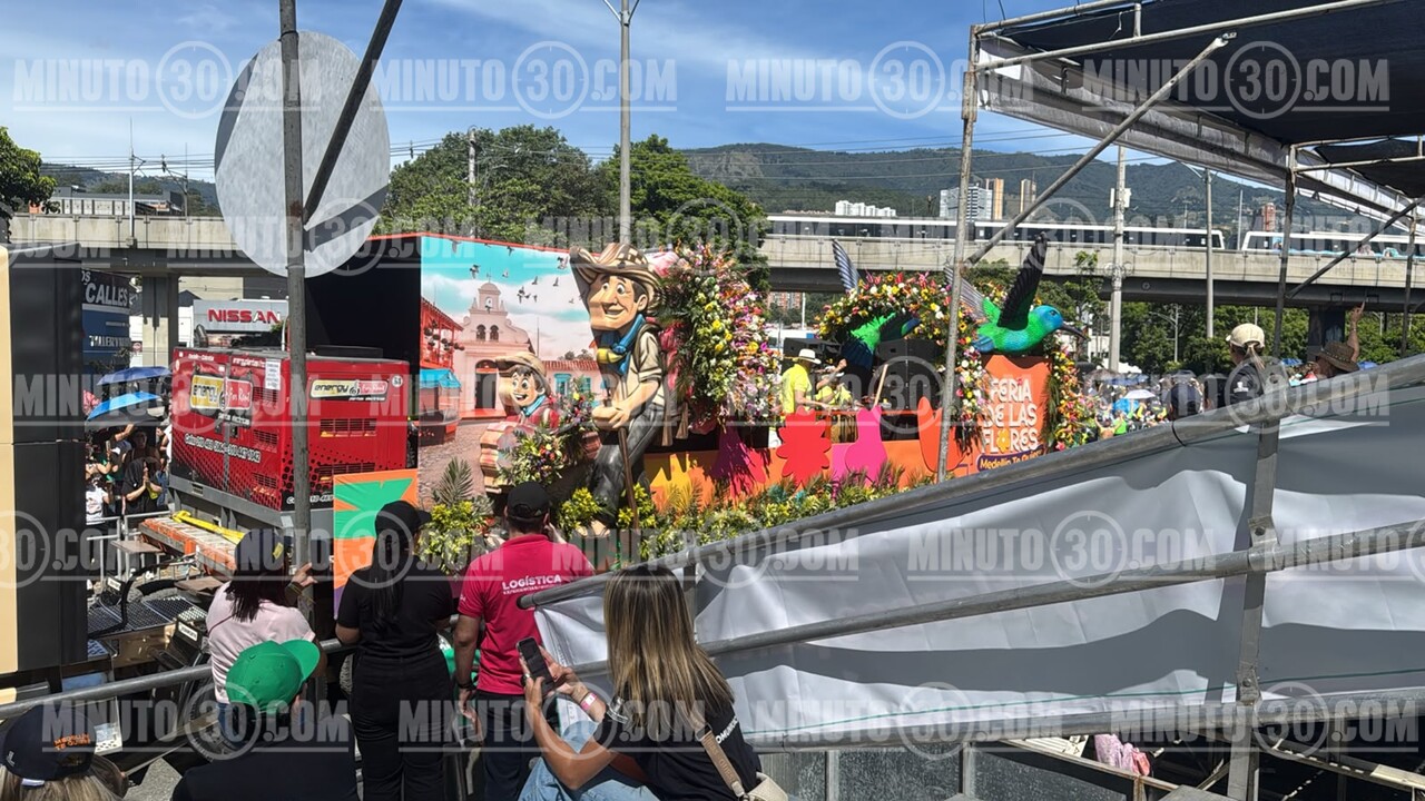 ¡Un éxito rotundo! El Desfile Avenida Primavera llenó de música, color y tradición las calles en la Feria de las Flores 10 primavera10