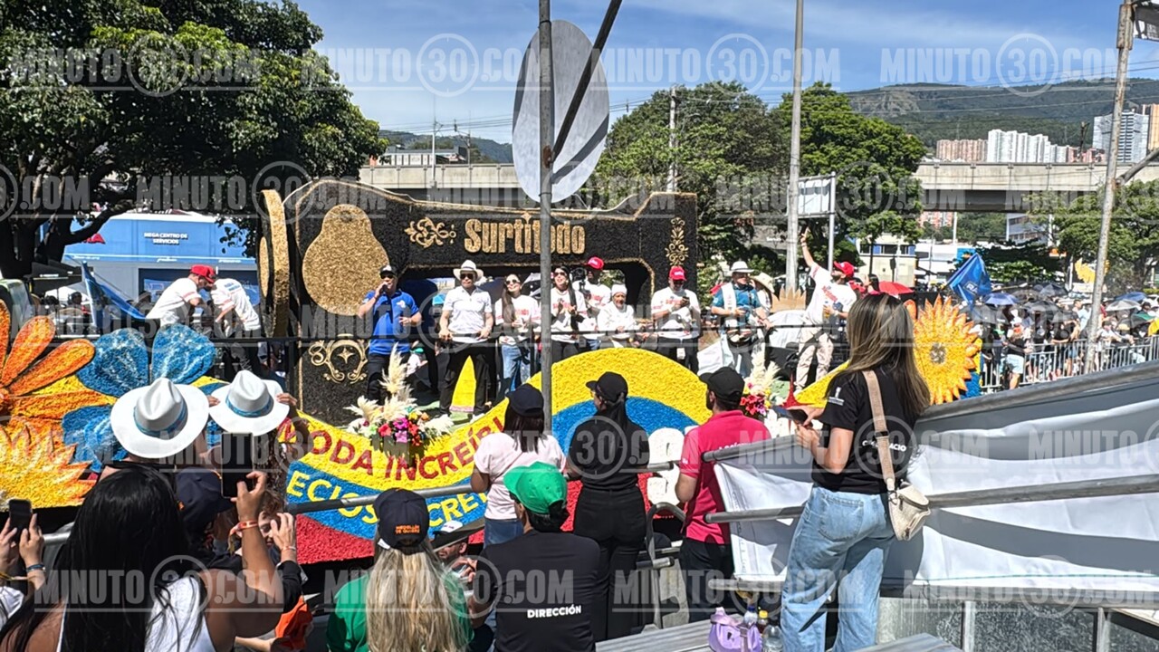 ¡Un éxito rotundo! El Desfile Avenida Primavera llenó de música, color y tradición las calles en la Feria de las Flores 9 primavera11