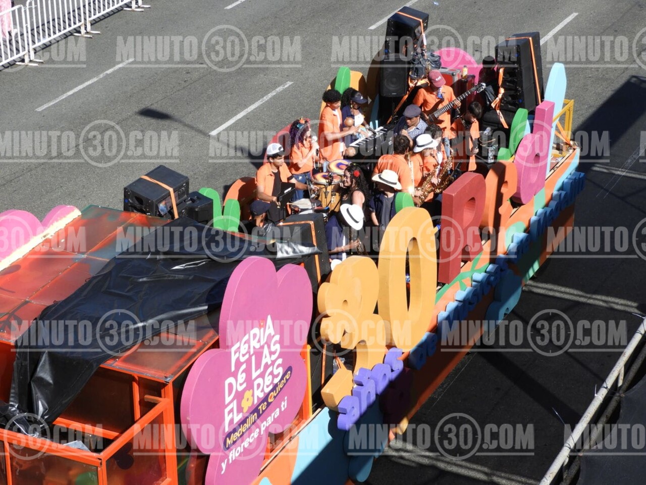 ¡Un éxito rotundo! El Desfile Avenida Primavera llenó de música, color y tradición las calles en la Feria de las Flores 8 primavera2