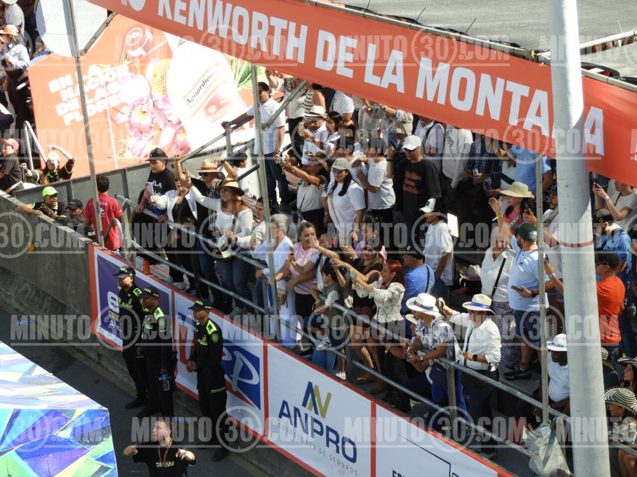 ¡Un éxito rotundo! El Desfile Avenida Primavera llenó de música, color y tradición las calles en la Feria de las Flores 6 primavera4