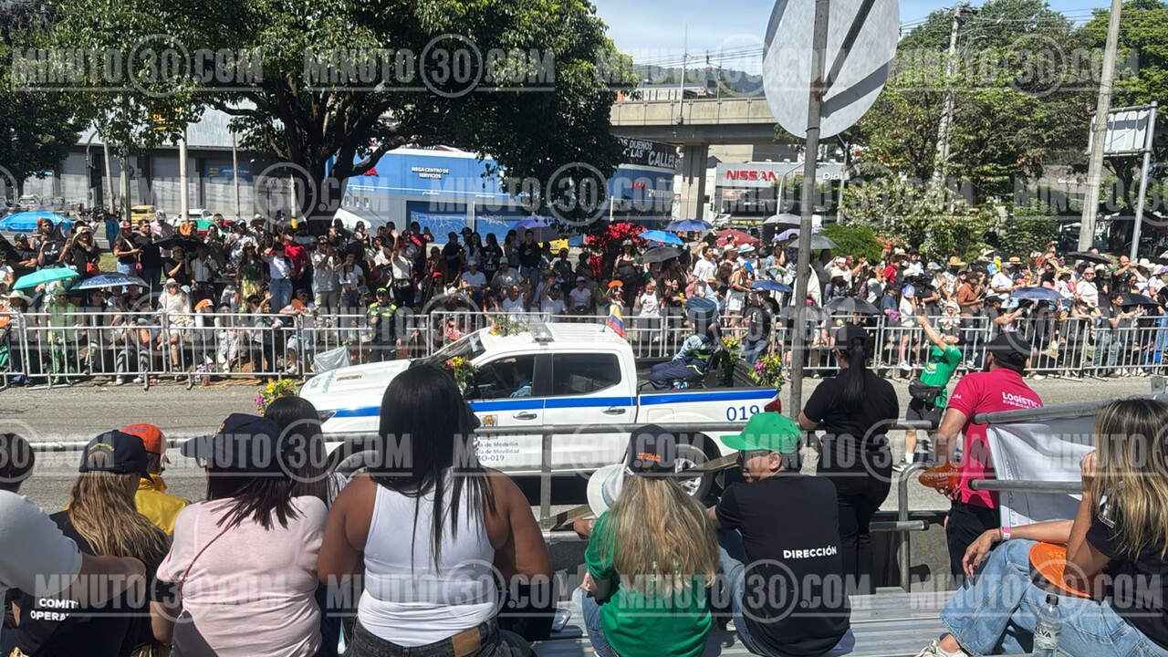 ¡Un éxito rotundo! El Desfile Avenida Primavera llenó de música, color y tradición las calles en la Feria de las Flores 1 primavera9