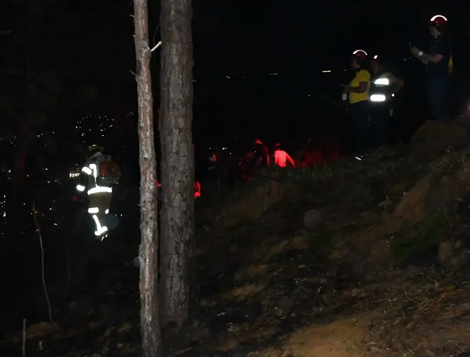 ¡Parte de tranquilidad! Bomberos controlan en un 80% el incendio forestal en el Cerro Quitasol de Bello 2 quitasol1