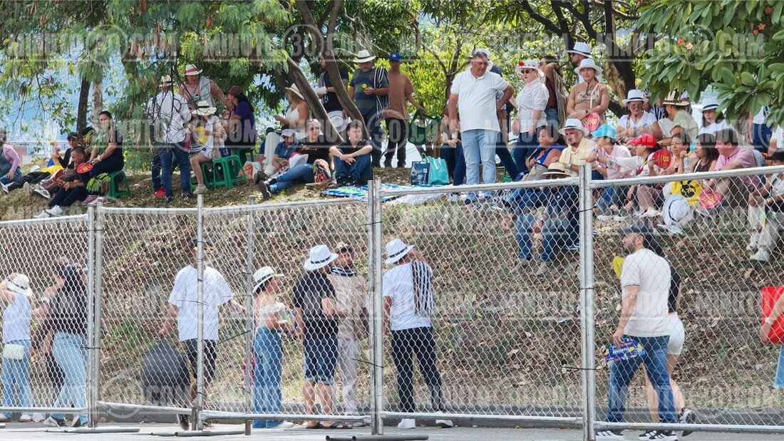 Ríos de gente se agolpan a esta hora para disfrutar del Desfile de Silleteros 3 silleteros10