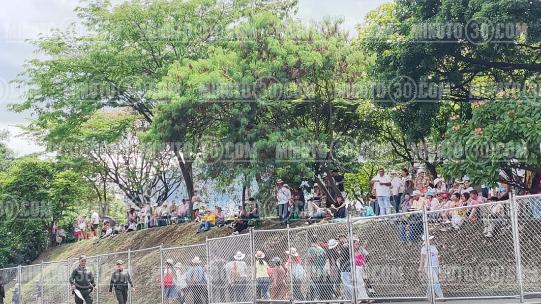 Ríos de gente se agolpan a esta hora para disfrutar del Desfile de Silleteros 1 silleteros11