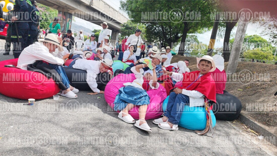 ¡Llegaron los silleteros! De Santa Elena bajan a Medellín para el majestuoso cierre de la Feria de las Flores 5 silleteros9
