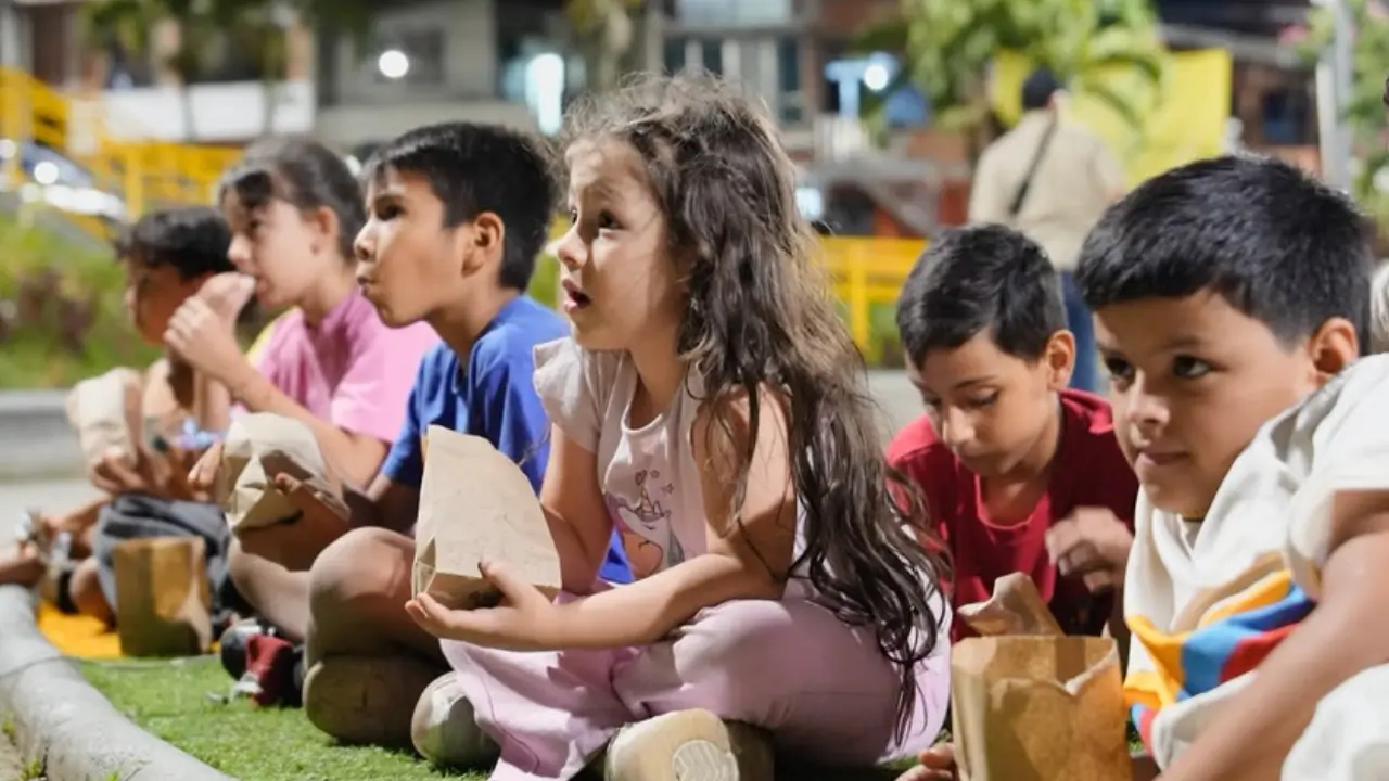 Parques de Medellín se llenaron de cine y juegos para proteger a la niñez 3 Parques de Medellín se llenaron de cine y juegos para proteger a la niñez