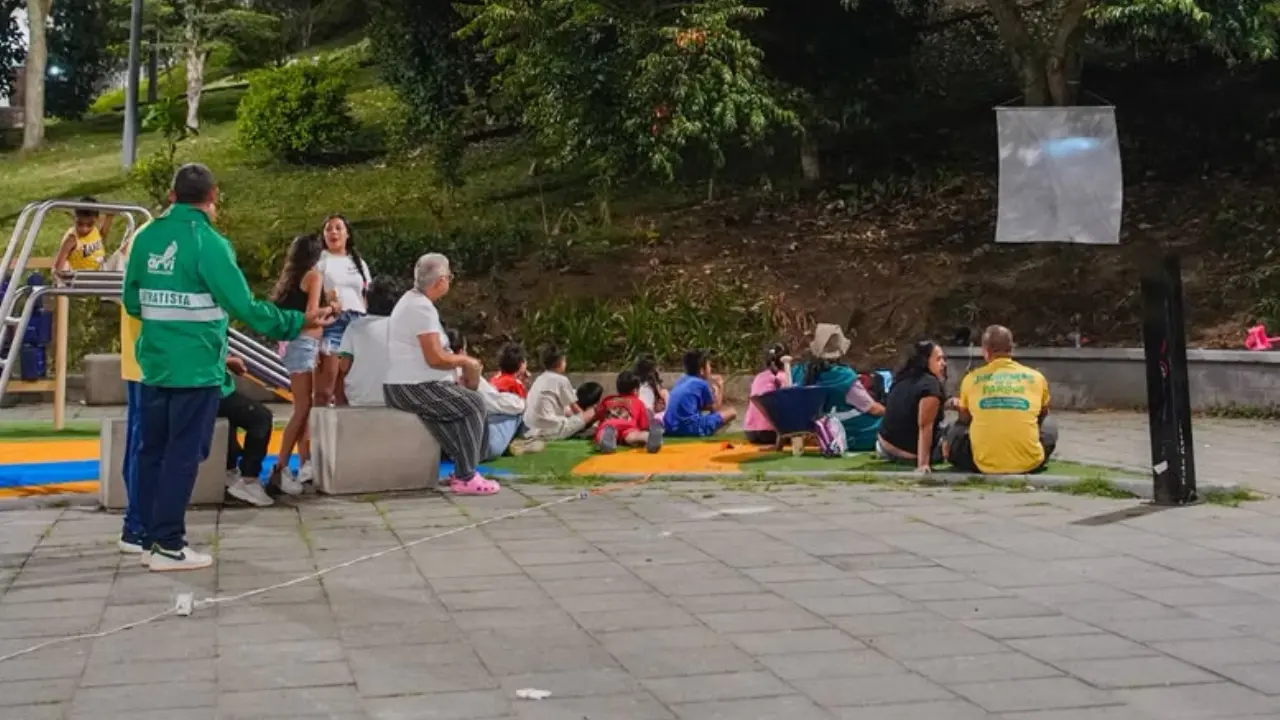 Parques de Medellín se llenaron de cine y juegos para proteger a la niñez 2 Parques de Medellín se llenaron de cine y juegos para proteger a la niñez
