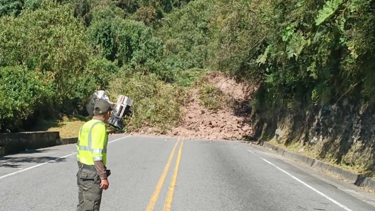 ¡Vías bloqueadas tras el sismo! Policía de Tránsito reporta cierres totales en Tolima, Quindío, Valle y Caldas 2 vias7