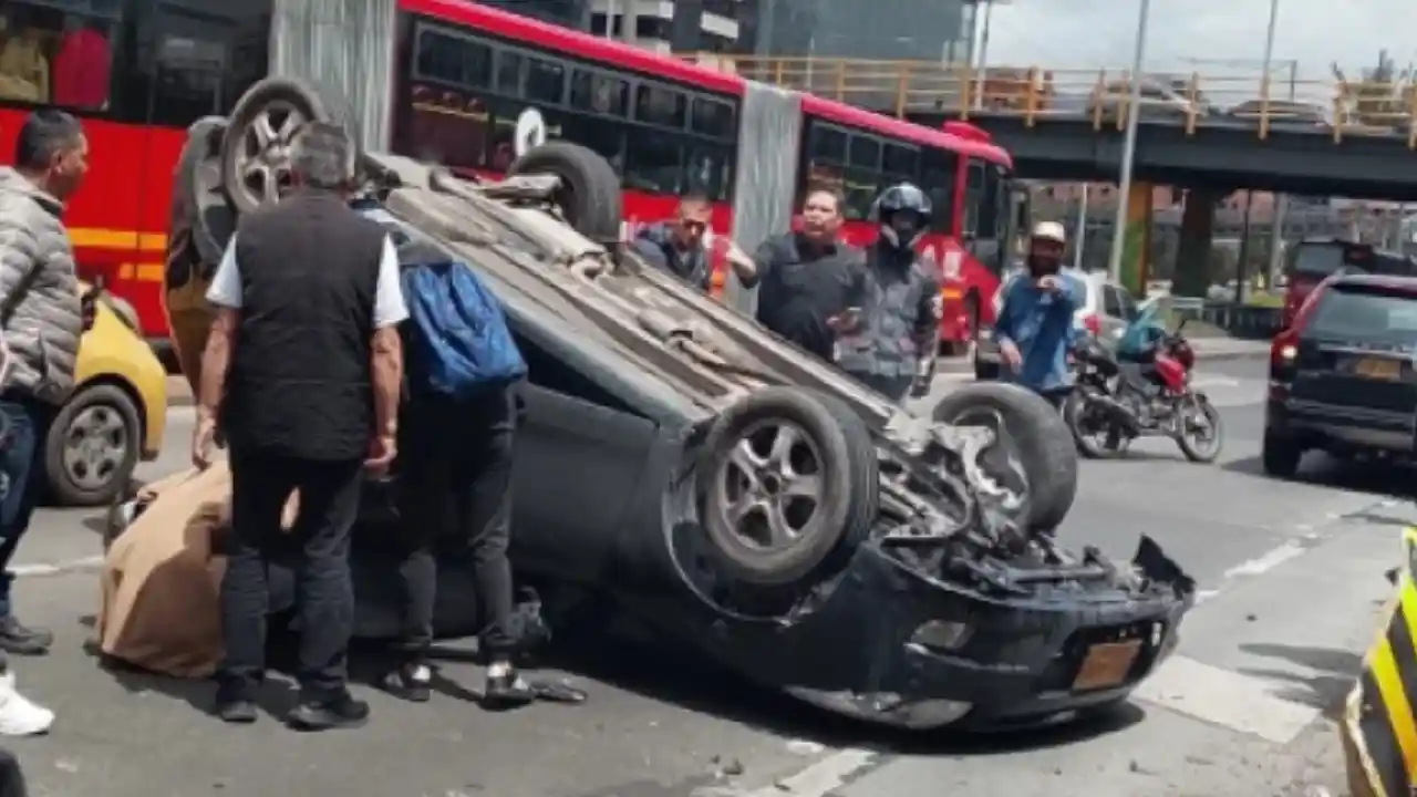 Se volcó tras chocar contra el separador: conductora quedó atrapada en la Autopista Norte de Bogotá