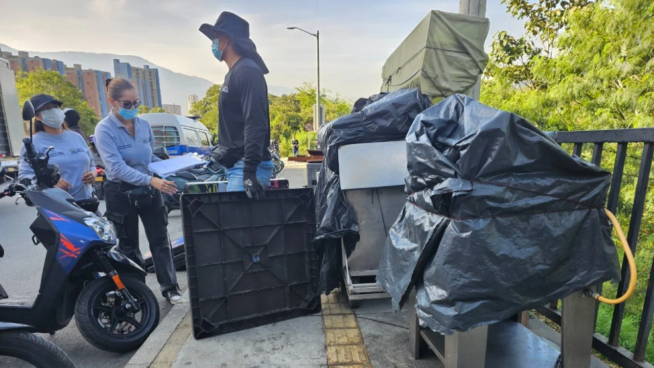 Alcaldía de Bello retira 18 puestos informales y 400 canastas en operativo de espacio público en Madera y Paisajes 1 2 Alcaldia de Bello retira 18 puestos informales