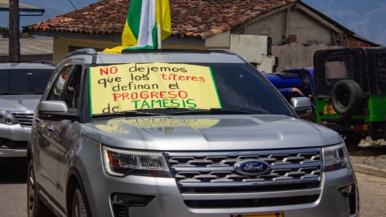 Cinco concejales tienen frenada la pavimentación de las vías en Támesis y la gente salió a protestarles 4 4 Protesta ciudadana en Tamesis