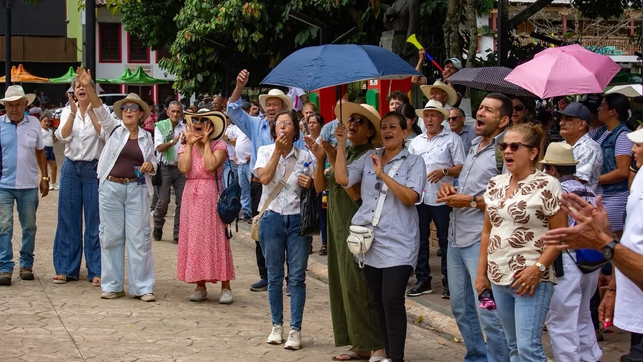 Cinco concejales tienen frenada la pavimentación de las vías en Támesis y la gente salió a protestarles 5 5 Protesta ciudadana en Tamesis