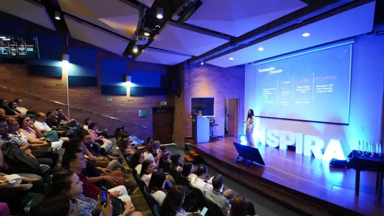 ¡Los profes también están estudiando! 900 docentes se capacitaron en inglés 1 ¡Los profes también están estudiando! 900 docentes se capacitaron en inglés
