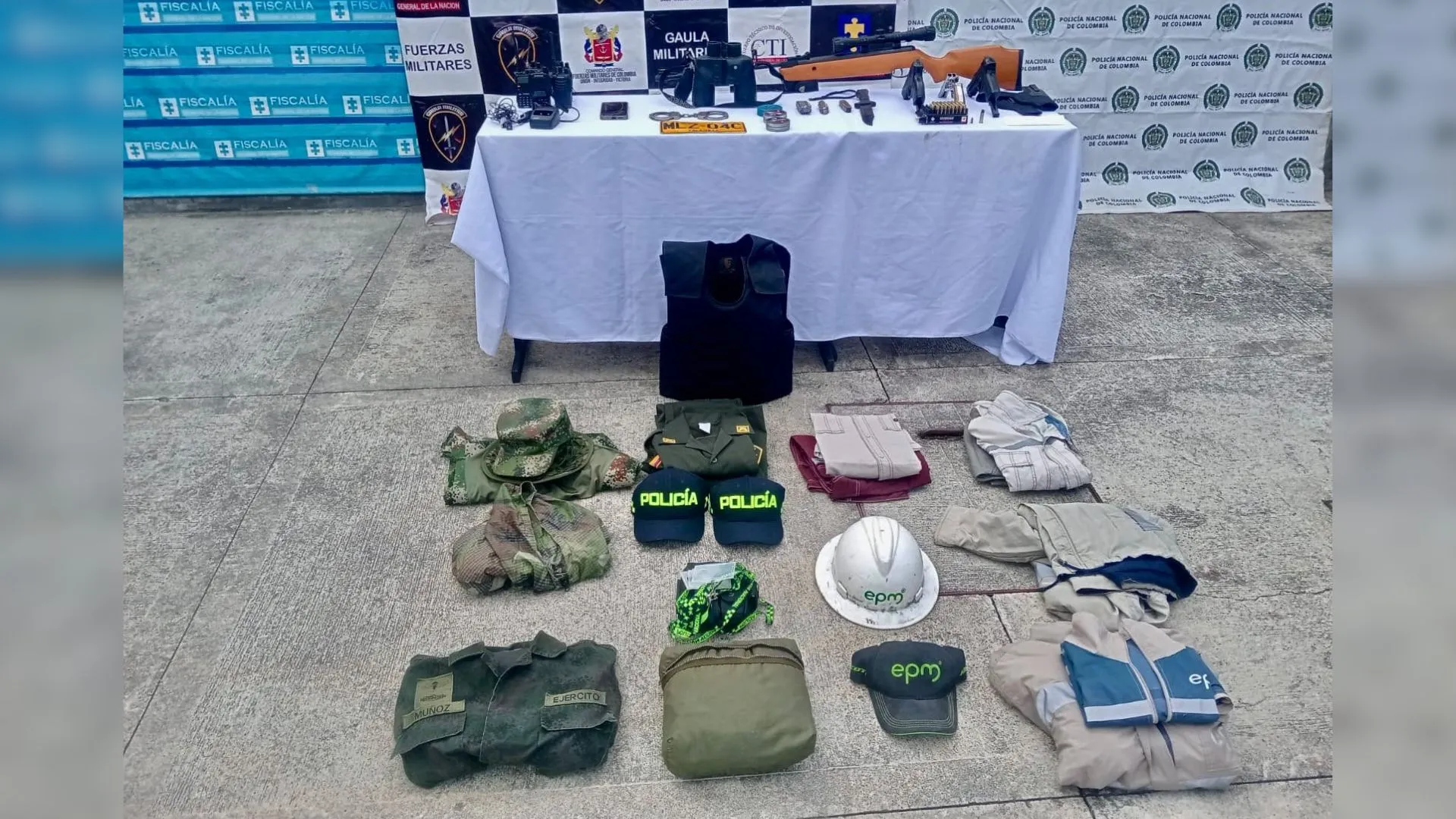 ¡Les pillaron el escondite! Desmantelan depósito del Clan del Golfo con armas, radios y equipos de intendencia 2 ¡Les pillaron el escondite! Desmantelan depósito del Clan del Golfo con armas, radios y equipos de intendencia