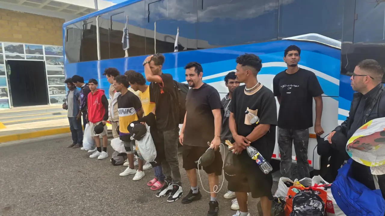 ¡Ofensiva en Medellín! Expulsan a 18 extranjeros, uno se hacía pasar por sacerdote en La Paralela 3 ¡Ofensiva en Medellín! Expulsan a 18 extranjeros, uno se hacía pasar por sacerdote en La Paralela