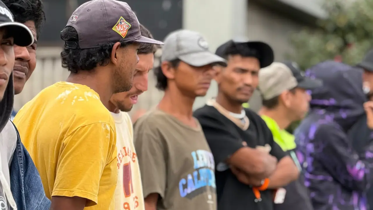 ¡Ofensiva en Medellín! Expulsan a 18 extranjeros, uno se hacía pasar por sacerdote en La Paralela 2 ¡Ofensiva en Medellín! Expulsan a 18 extranjeros, uno se hacía pasar por sacerdote en La Paralela