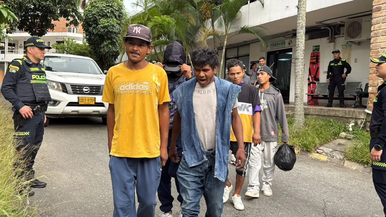 ¡Ofensiva en Medellín! Expulsan a 18 extranjeros, uno se hacía pasar por sacerdote en La Paralela 1 ¡Ofensiva en Medellín! Expulsan a 18 extranjeros, uno se hacía pasar por sacerdote en La Paralela