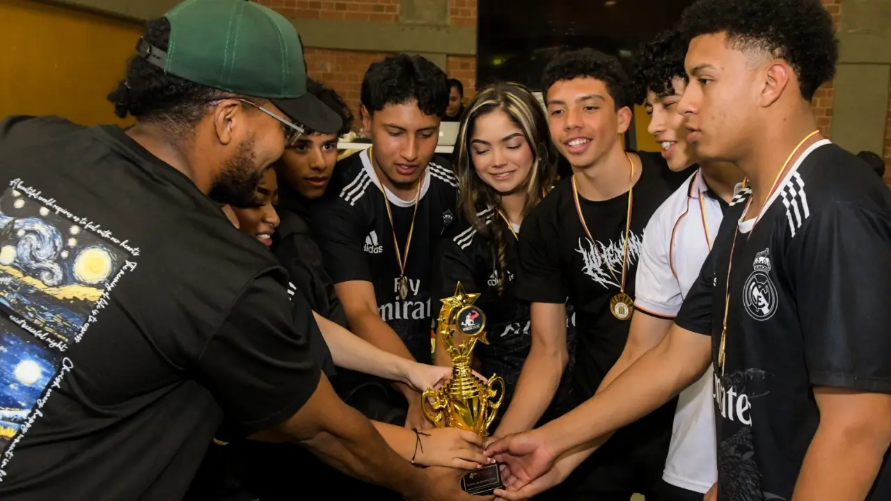 ¡Sudaron la camiseta! Más de 600 estudiantes se tomaron Medellín en el Festival Fitness 3 ¡Sudaron la camiseta! Más de 600 estudiantes se tomaron Medellín en el Festival Fitness