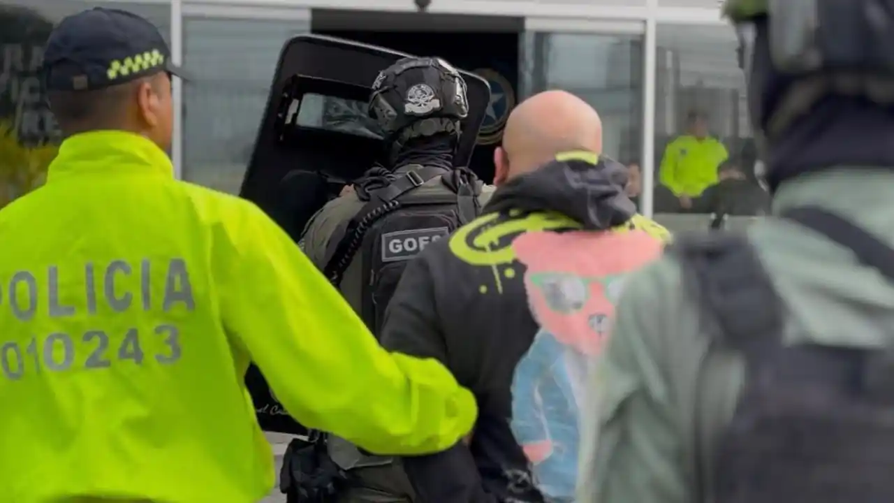 ¡Se les cayó el negocio! Capturan a cinco policías y cuatro de ‘La Oficina’ en Medellín 1 ¡Se les cayó el negocio! Capturan a cinco policías y cuatro de ‘La Oficina’ en Medellín