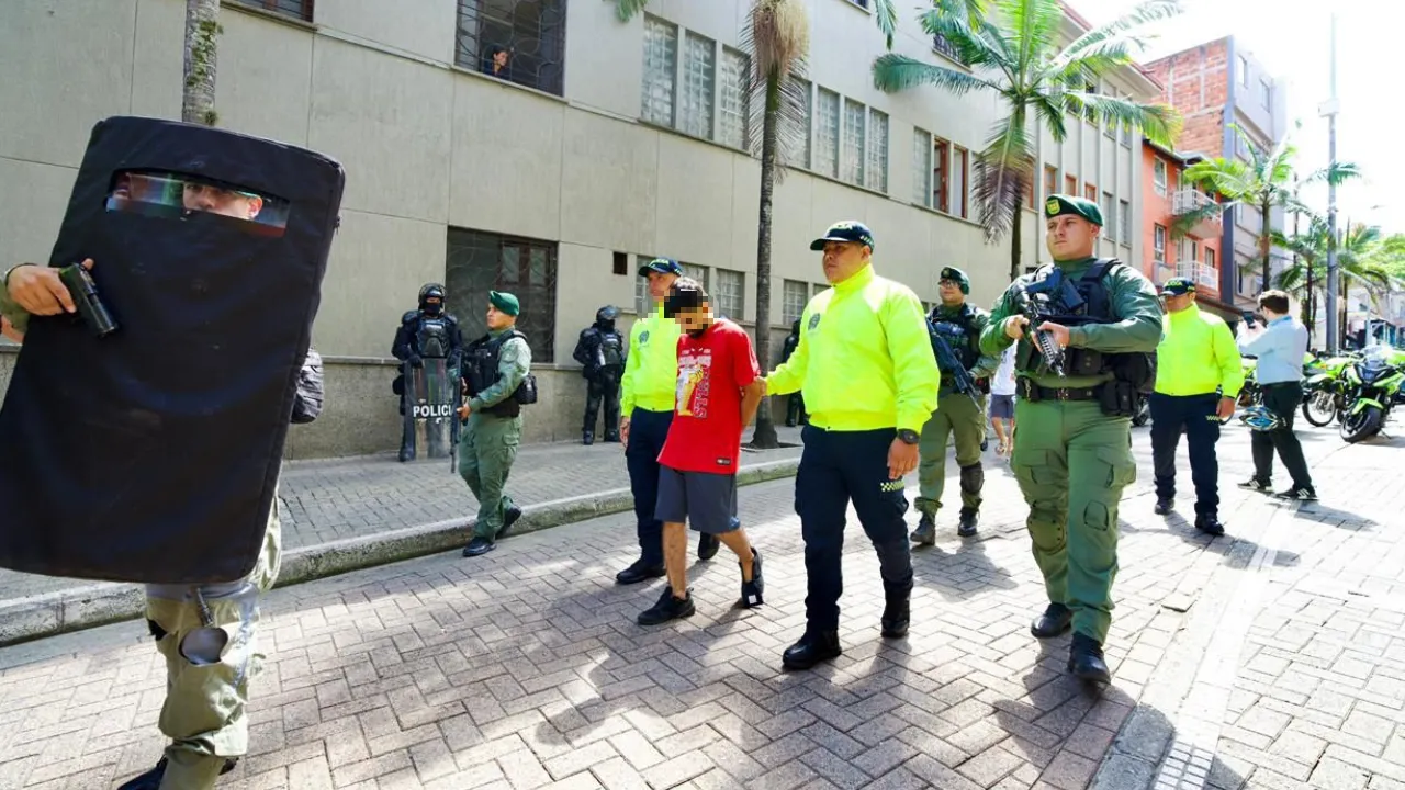 ¡Pillados con 'confite y perico' en la calle! Se les cayó el 'chuzo' a 'Los Conejos' en el parque Bicentenario 4 ¡Pillados con 'confite y perico' en la calle! Se les cayó el 'chuzo' a 'Los Conejos' en el parque Bicentenario