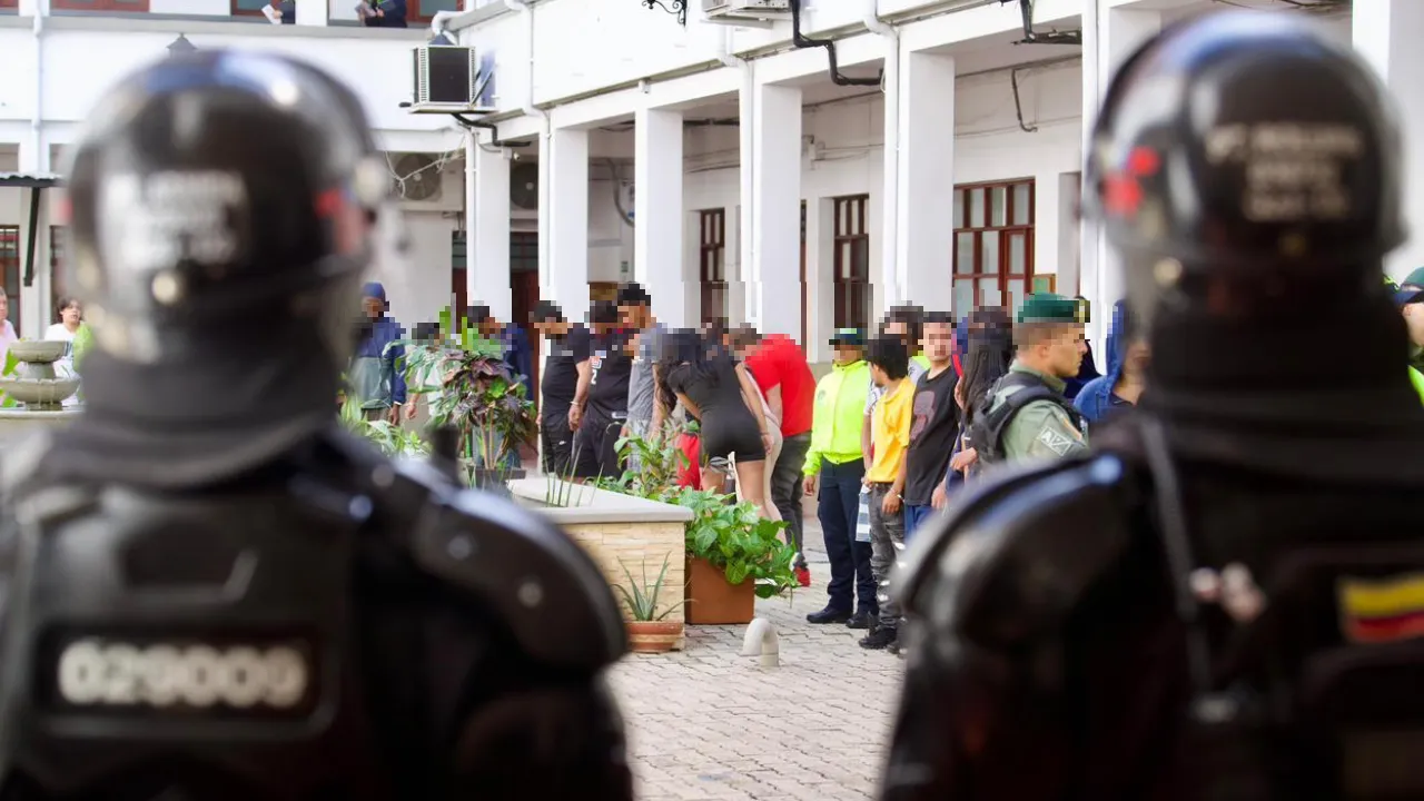 ¡Pillados con 'confite y perico' en la calle! Se les cayó el 'chuzo' a 'Los Conejos' en el parque Bicentenario 3 ¡Pillados con 'confite y perico' en la calle! Se les cayó el 'chuzo' a 'Los Conejos' en el parque Bicentenario