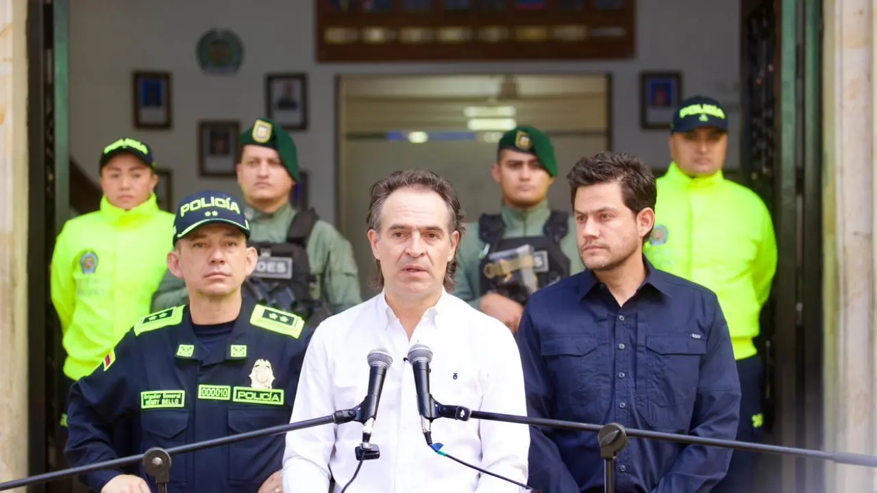 ¡Pillados con 'confite y perico' en la calle! Se les cayó el 'chuzo' a 'Los Conejos' en el parque Bicentenario 1 ¡Pillados con 'confite y perico' en la calle! Se les cayó el 'chuzo' a 'Los Conejos' en el parque Bicentenario