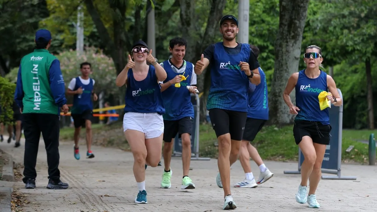 ¡Momentos de tensión en la Maratón Medellín! Dos corredores fueron trasladados tras emergencias médicas 2 ¡Momentos de tensión en la Maratón Medellín! Dos corredores fueron trasladados tras emergencias médicas