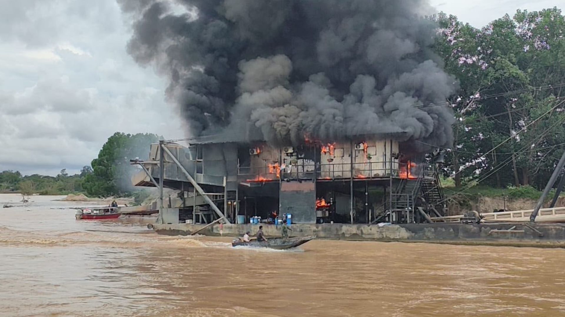 ¡Les tumbaron el negocio! Destruyen maquinaria que movía más de $11.000 millones en oro en El Bagre 2 ¡Les tumbaron el negocio! Destruyen maquinaria que movía más de $11.000 millones en oro en El Bagre