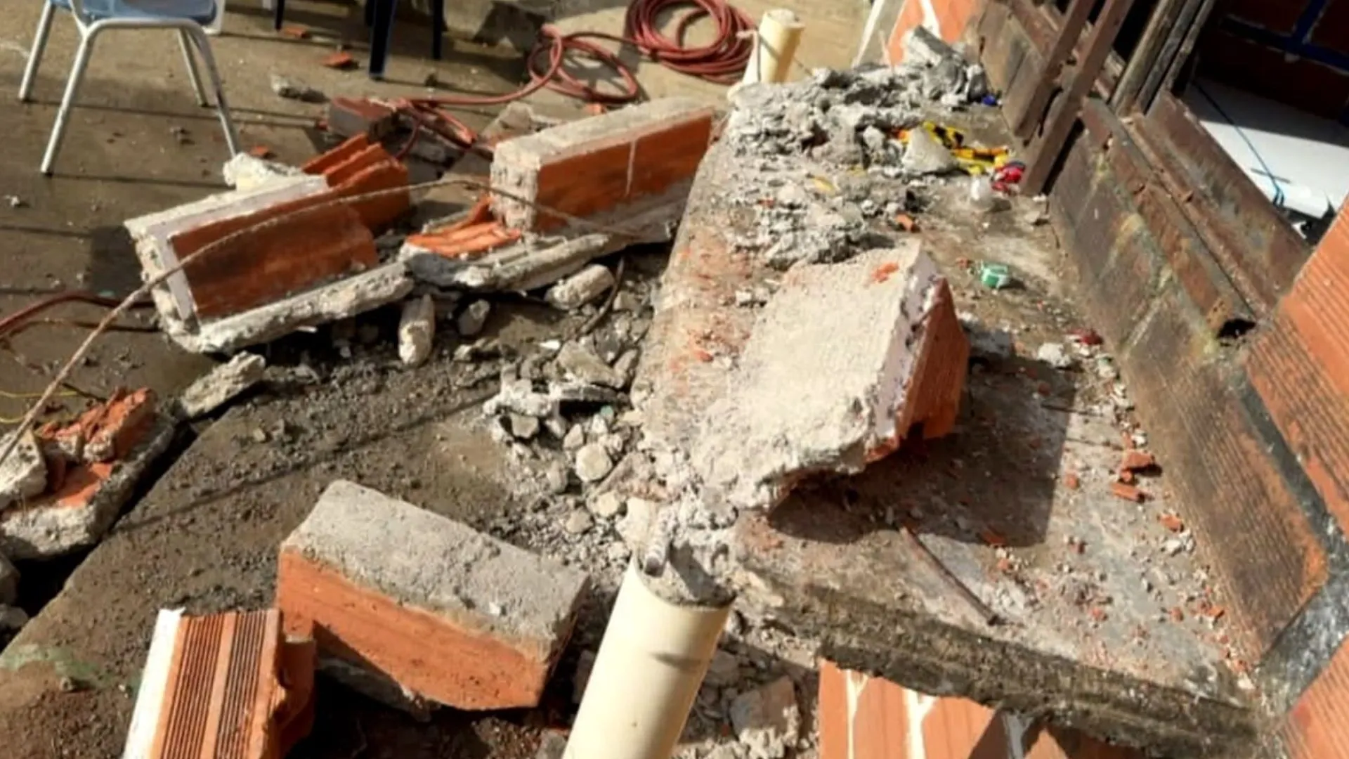 ¡Tragedia en Ituango! Colapso de muro durante reunión comunitaria dejó dos muertos