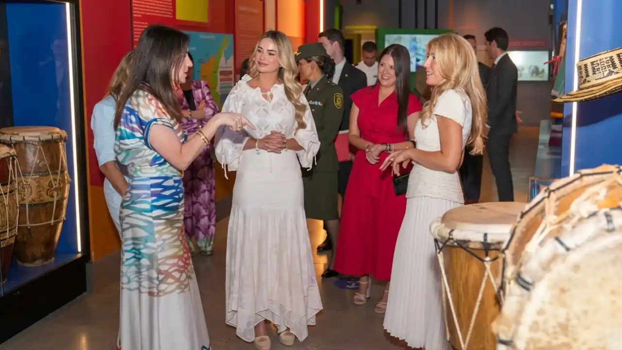 Esposa de Marco Rubio recorrió el Museo del Carnaval y conoció la cultura barranquillera 2 Esposa de Marco Rubio recorrió el Museo del Carnaval y conoció la cultura barranquillera