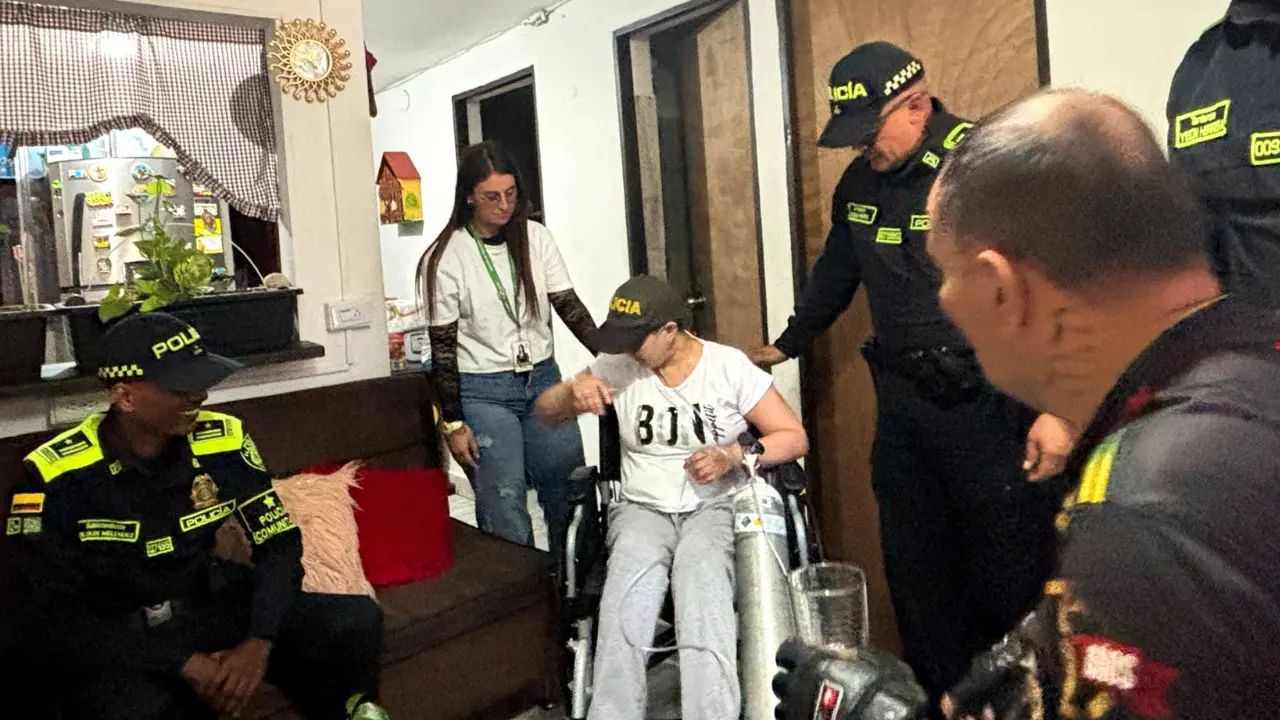 ¡Un gesto que cambia vidas! Policía entregó una silla de ruedas a una persona en Guarne 4 ¡Un gesto que cambia vidas! Policía entregó una silla de ruedas a una persona en Guarne