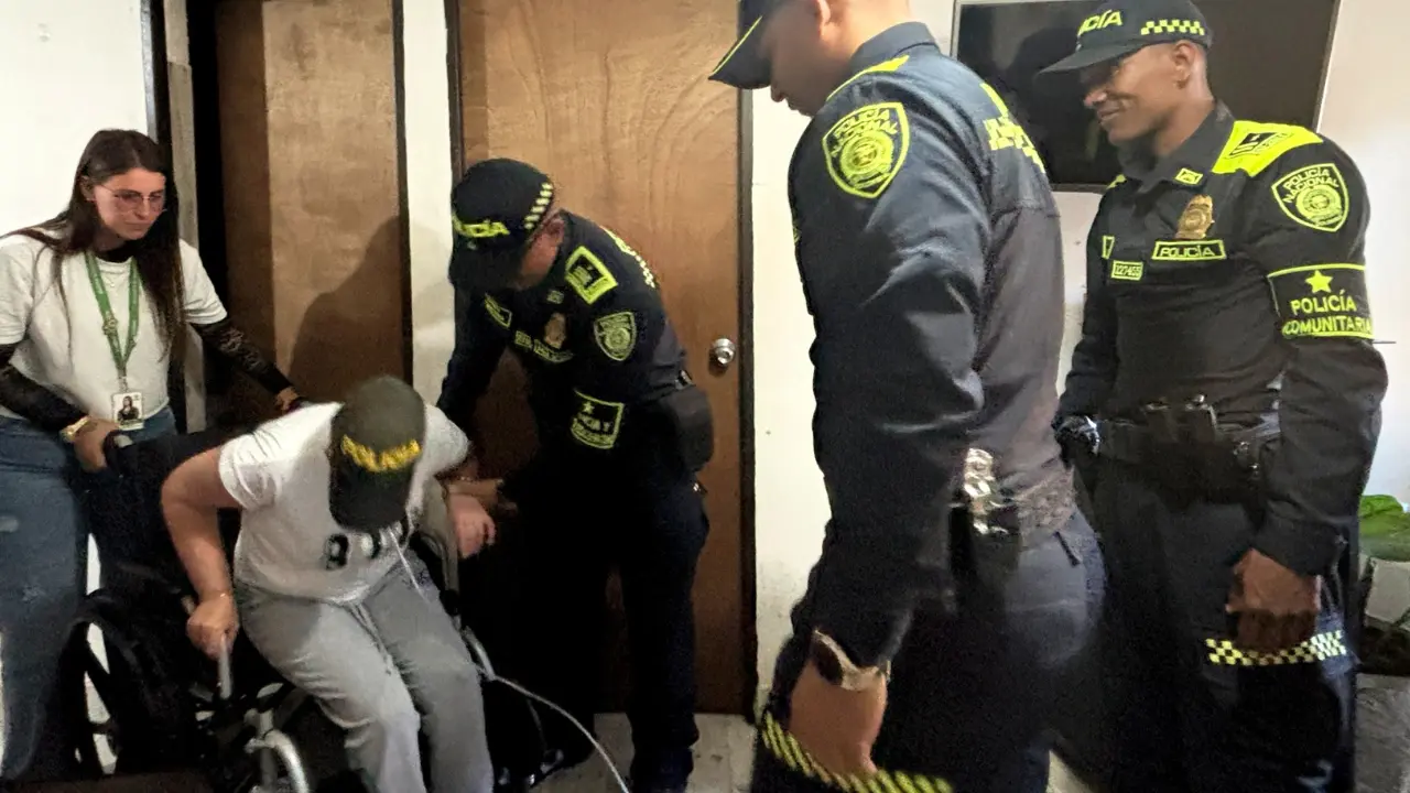 ¡Un gesto que cambia vidas! Policía entregó una silla de ruedas a una persona en Guarne 2 ¡Un gesto que cambia vidas! Policía entregó una silla de ruedas a una persona en Guarne